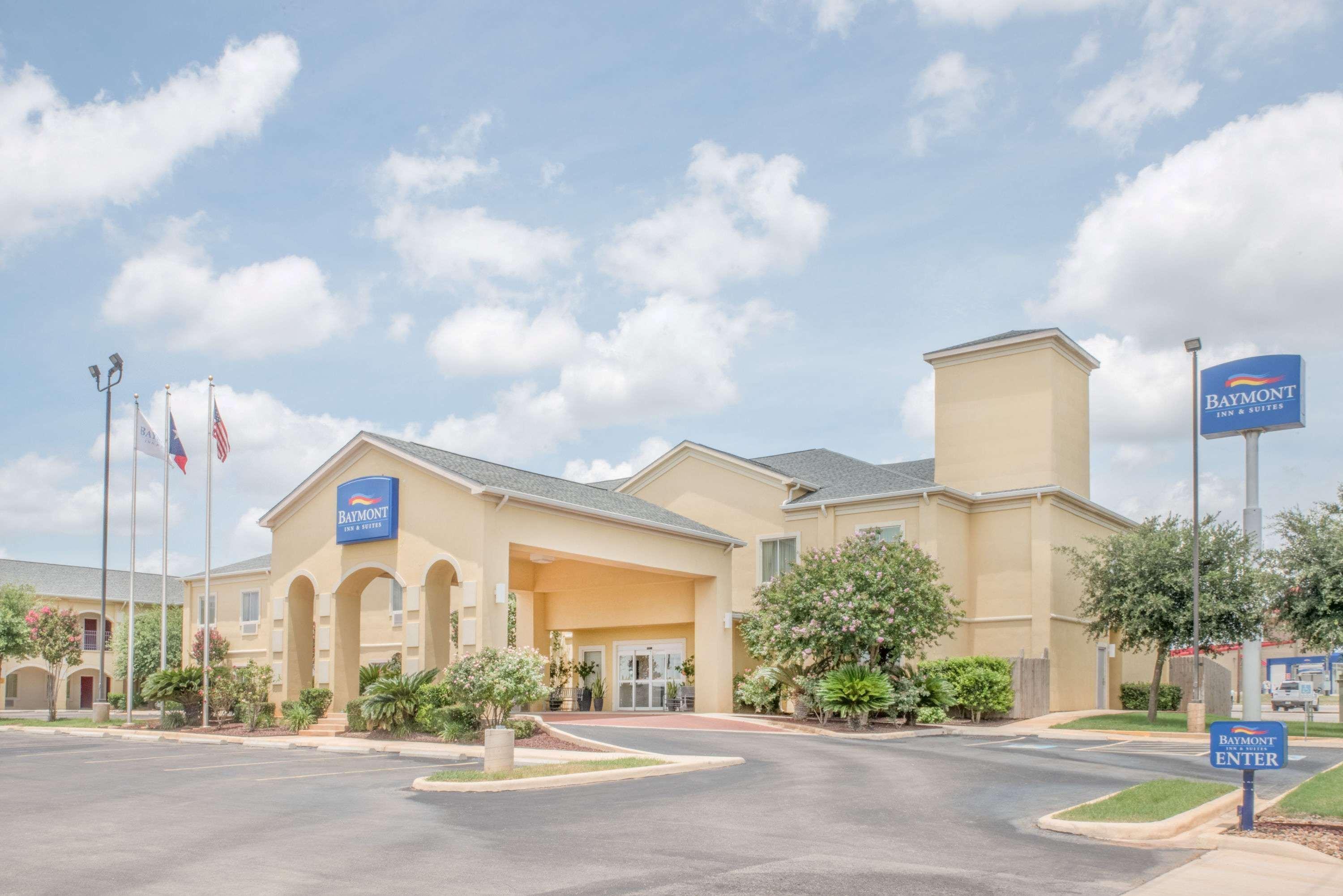 Baymont By Wyndham Pearsall Exterior foto