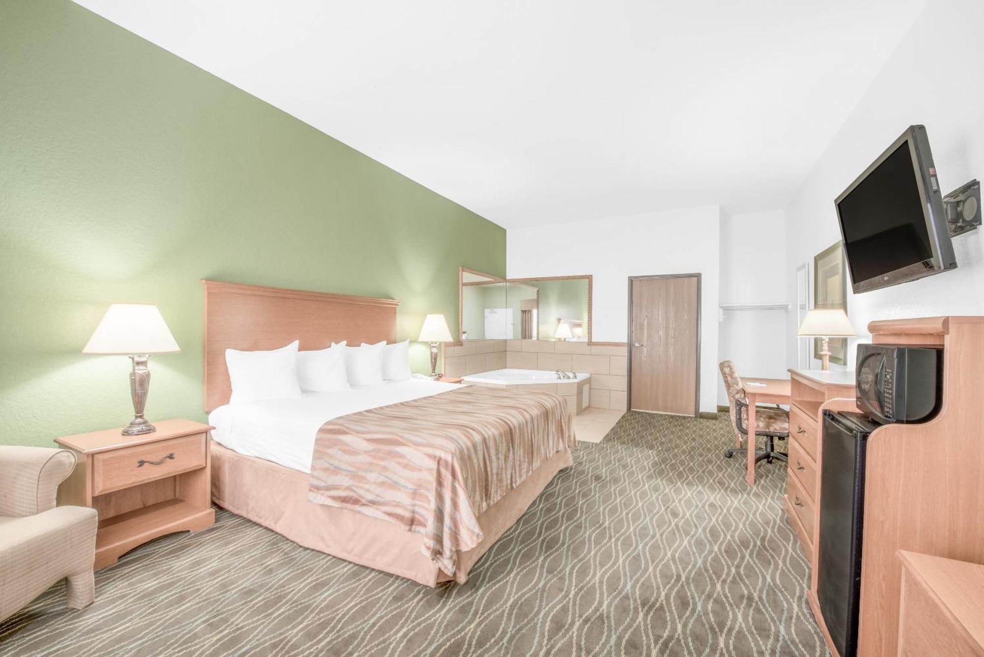 Baymont By Wyndham Pearsall Exterior foto