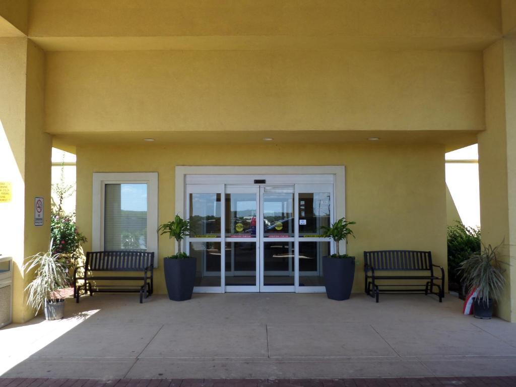 Baymont By Wyndham Pearsall Exterior foto